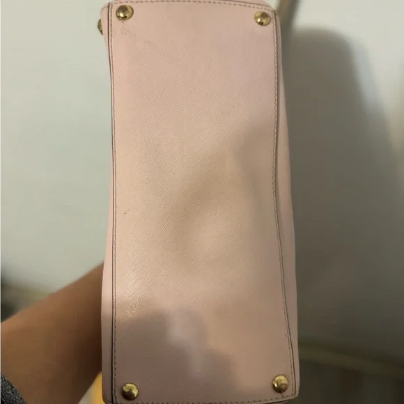 Beautiful light pink leather, Michael Kors tote bag🌸👜🌸 is in great condition.